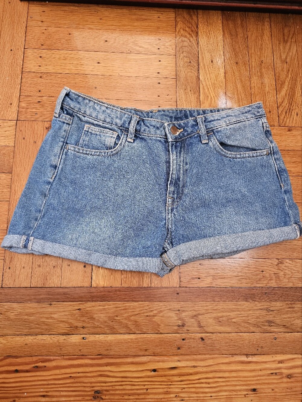 H&M Women's Light Wash Cuffed Denim Jean Shorts Size 8 Casual Summer 5-Pocket